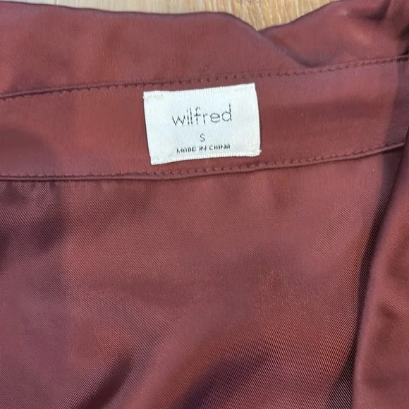 Aritzia Elegant NWT size small  truffle  tie front Satin Blouse - Picture 3 of 4